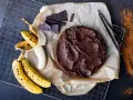 En saftig banankaka med chokladfrosting, bananer, chokladbitar och vaniljstänger.
