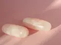 Dos piedras de cuarzo rosa pulidas, con vetas blancas, sobre un fondo rosa pálido. ¿Por qué el cuarzo rosa se pone blanco?