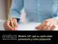 Manos escribiendo en un documento. El texto indica "Modelo 347: qué es, quién debe presentarlo y cómo prepararlo".