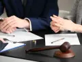 Czy można zmienić adwokata w trakcie sprawy? Poznaj kluczowe informacje