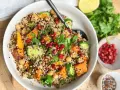 Bunter Quinoa-Salat mit Kichererbsen, Süßkartoffeln und Granatapfelkernen – eine köstliche Inspiration für proteinreiche Rezepte.