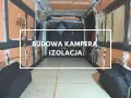 Wnętrze kampera w trakcie budowy, widoczna izolacja ścian i podłogi. Prace nad izolacją kampera postępują.