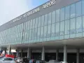L'aeroporto Il Caravaggio di Milano Bergamo, con la sua facciata moderna in vetro, accoglie i viaggiatori.