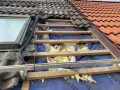 Uszkodzony dach z widoczną izolacją, jakby kuna zrobiła sobie tam gniazdo.