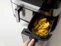 Frytki z frytkownicy beztłuszczowej to świetny pomysł na szybki obiad. Poznaj nasze air fryer przepisy obiad!