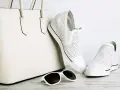 Borsa bianca e scarpe bianche traforate, un abbinamento perfetto. Gli occhiali da sole completano il look.