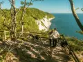 Para zakochanych podziwia widok na klify Møns Klint. Obok stoją rowery, gotowe do dalszej podróży.