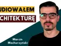 Marcin Macherzyński, który studiował architekturę, w czarnym t-shircie i okularach.