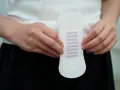 Delikatna podpaska z niebieskimi falami, symbolizująca plamienie implantacyjne.