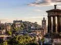 Panoramica di Edimburgo: castello, guglia e monumento. Ideale per scoprire cosa vedere in 3 giorni.