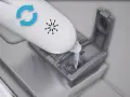 Flasche mit Pfeilsymbol für das Bosch Maschinenpflege Programm wird in einen Behälter geleert.