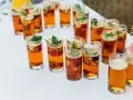 Szklanki z orzeźwiającym napojem i owocami, idealne co zamiast drink baru na letnim przyjęciu.