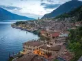 Vacker vy över en stad vid en sjö i norra Italien. Tänk att **camping norra Italien** här skulle vara drömmen!