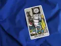 Tarot karta śmierci z rycerzem na białym koniu i flagą z różą. Symbolizuje koniec i nowy początek.