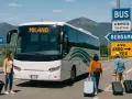 Autobus z napisem MILANO czeka na pasażerów. Dwie osoby z walizkami kierują się w stronę pojazdu, gotowe na podróż.