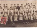 Groupe de soldats français en uniforme, possiblement en recherche d'un ancien combattant de la guerre 14-18. Ils portent des équipements militaires et des casquettes.