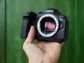 Dłoń trzyma aparat Canon EOS R6 Mark II. Widać matrycę, każdy **piksel** gotowy do uchwycenia chwili.