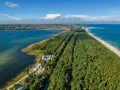 Półwysep Helski widziany z lotu ptaka: las sosnowy, kemping, zatoka i plaża nad Bałtykiem.