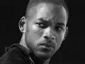 Portrait en noir et blanc d'un homme au regard intense, le dessin le plus réaliste du monde.