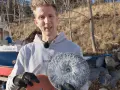 Man visar polertrissor för att tvätta båten.