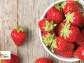 Frische, rote Erdbeeren in einer Schüssel, bereit für ein Baby-Snack.