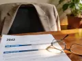 Lunettes posées sur un formulaire 2042, prêt à remplir pour déclarer pension alimentaire ou autres revenus.