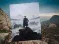 Kordian na tle mglistych szczytów, jakby zdobywał Mont Blanc. Romantyczna wizja w chmurach.