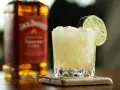 Orzeźwiający drink z Jack Daniel's, lodem i plasterkiem limonki. Idealny na wieczór.