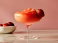 Klasyczne Daiquiri kontra Frozen Daiquiri: orzeźwiający, mrożony koktajl z truskawkami, idealny na upalne dni.