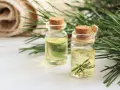 Dwa małe flakoniki z olejkiem sosnowym, idealne na przeziębienie i do aromaterapii.