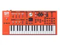 Pomarańczowy syntezator ASM Hydrasynth Explorer z klawiaturą i licznymi pokrętłami i przyciskami do tworzenia dźwięków.