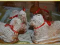 Lamala de Pâques, une recette de grand-mère pour un dessert festif. Ces agneaux en gâteau, saupoudrés de sucre glace et ornés de rubans rouges, évoquent la tradition.
