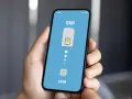 Chcesz wiedzieć, jak ustawić telefon w Turcji? Ekran smartfona pokazuje opcje SIM i eSIM, kluczowe dla łączności za granicą.