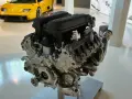 Silnik Lamborghini V10, serce żółtego Diabła, prezentuje swoją skomplikowaną konstrukcję. Nawet zatarty silnik budzi podziw.