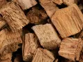 Kudzu na co? Suszone, pokrojone korzenie kudzu, bogate w błonnik, gotowe do użycia w kuchni lub medycynie.