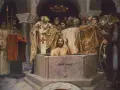 Chrzest Jezusa w Jordanie, uroczysta ceremonia w obrządku ortodoksji. Kapłan błogosławi młodzieńca w chrzcielnicy, otoczeni przez wiernych.