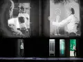 Scena teatralna z projekcjami. Na górze czarno-białe obrazy mężczyzn i kobiety rysującej słońce. Na dole, w oknach, samotność pól bawełnianych, mężczyzna w klatce, przedmioty i kobieta rysująca.