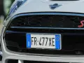 Targa di immatricolazione auto estera su una Mini Cooper S bianca.