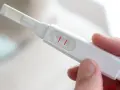 Dwie czerwone kreski na teście ciążowym. To najlepszy test ciążowy, który potwierdza radosną nowinę.