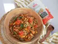 Un tazón de quinoa con verduras, tomates y pimientos. Ideal para tus recetas de quinoa.