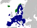 Mapa Europy z zaznaczonymi krajami EOG. Na niebiesko zaznaczono kraje UE, a na zielono Norwegię i Islandię.