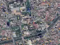 Centrum Tirany, z widocznymi lotniskami w Albanii, Plac Skanderbega, parki i budynki.