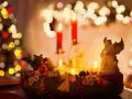 Ein Adventskranz mit Kerzen und einem Engel, umgeben von Weihnachtsbaumlichtern.