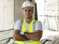 Kierownik budowy w kamizelce odblaskowej i kasku. Zastanawiasz się, ile kosztuje kierownik budowy?