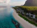 Rajska plaża na Mauritiusie, gdzie turkusowa woda spotyka biały piasek. Lot na Mauritius ile trwa? Warto!