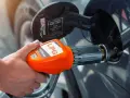 Tankowanie auta gazem LPG. Pomarańczowa dysza z napisem "AUTOGAS LPG" jest wkładana do baku pojazdu.