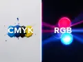 Kontrast między drukiem CMYK a światłem RGB. Plamy farby cyjan, magenta, żółtej i czarnej obok neonowych kół czerwonego, zielonego i niebieskiego.