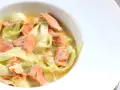 Deliciosos tallarines de calabacín con trozos de salmón rosado en una cremosa salsa. Un plato ligero y sabroso.
