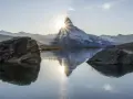 Sonnenstrahlen brechen durch das Matterhorn, ein Spiegelbild im See. Wie in Psalm 102, ein Bild der Ewigkeit.