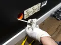 Instalator montuje gniazdko elektryczne. Zastanawiasz się, ile za punkt elektryczny? Widać tu kilka gotowych do podłączenia gniazdek.